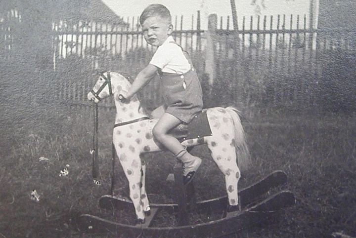 Malý Pavel na houpacím koni