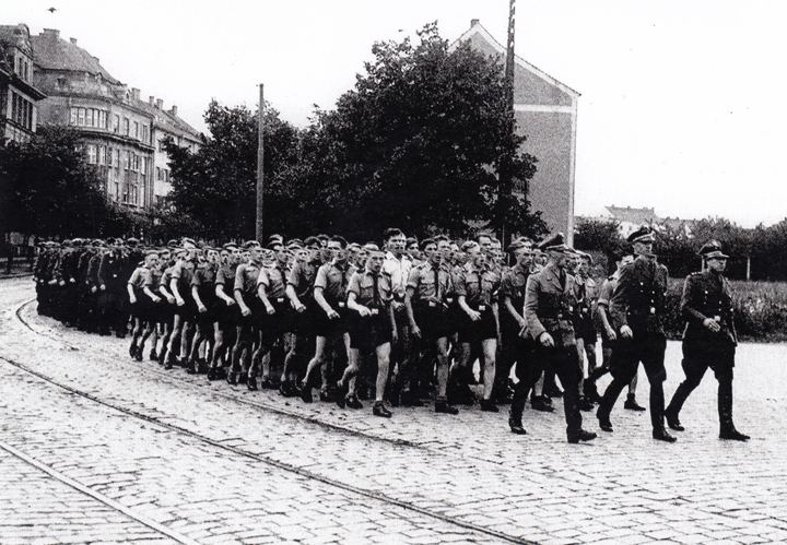 Hitlerjugend pochoduje po Klatovské třídě v Plzni