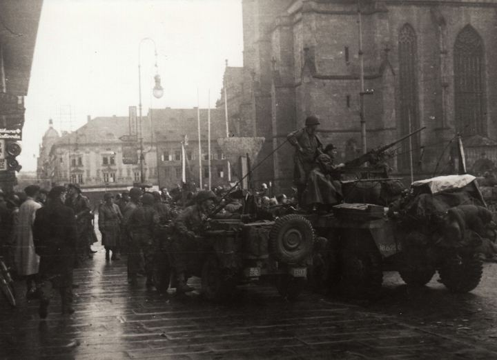 16. obrněná divize na náměstí Republiky u katedrály